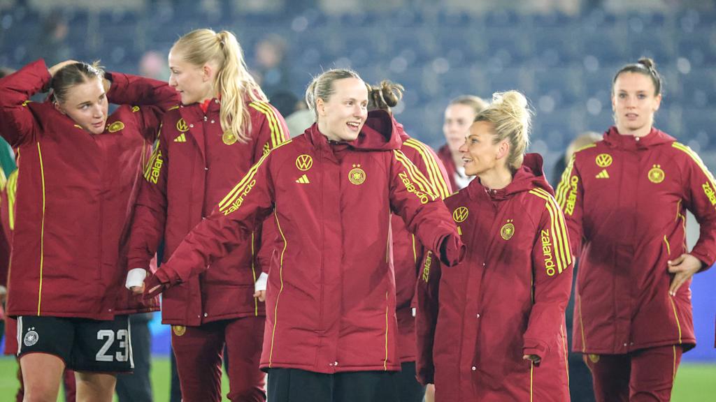 Franziska Kett, Linda Dallmann und Ena Mahmutovic nach dem Spiel der deutschen Nationalmannschaft.