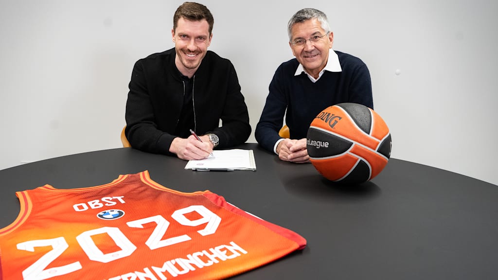 Andreas Obst and Herbert Hainer after signing the agreement