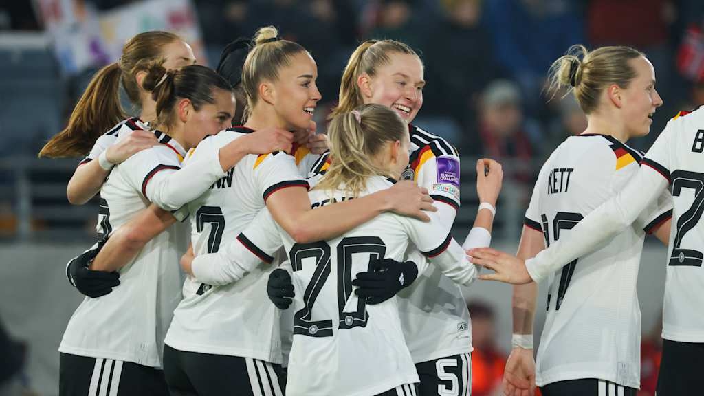 Die DFB-Frauen bejubeln den Sieg über Norwegen.