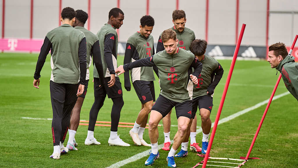 Joshua Kimmich bei Laufübungen im Abschlusstraining des FC Bayern vor dem Champions League-Achtelfinale in Bergamo