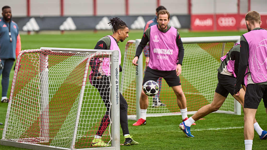Michael Olise am Ball vor einem kleinen Tor im Abschlusstraining des FC Bayern vor dem Champions League-Achtelfinale in Bergamo
