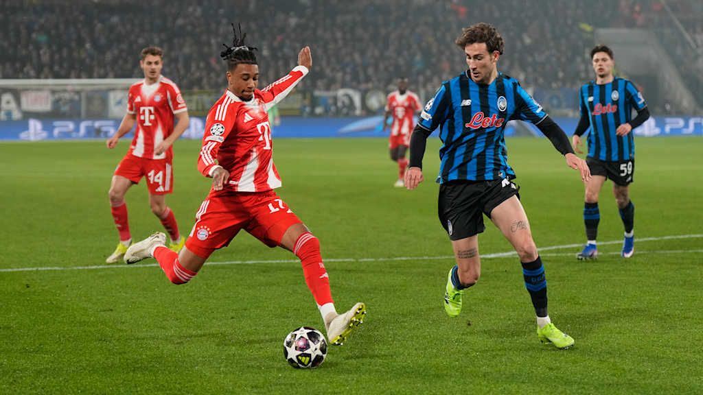 Michael Olise beim Torabschluss im Hinspiel des FC Bayern bei Atalanta Bergamo im Champions League Achtelfinale