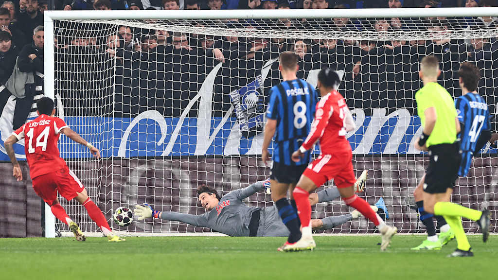 Der Ball schlägt zum 2:0 im Tor ein nach dem Schuss von Michael Olise im Hinspiel des FC Bayern bei Atalanta Bergamo im Champions League Achtelfinale