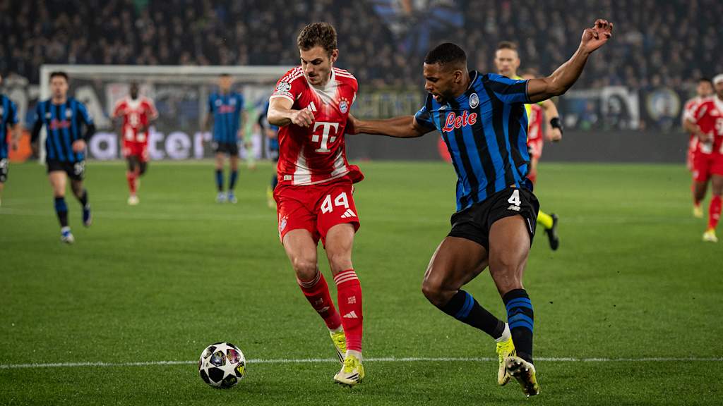 Josip Stanisic im Zweikampf im Hinspiel des FC Bayern bei Atalanta Bergamo im Champions League Achtelfinale
