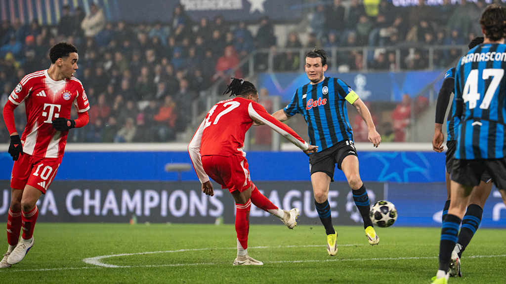 Michael Olise zieht ab zum 5:0 im Hinspiel des FC Bayern bei Atalanta Bergamo im Champions League Achtelfinale