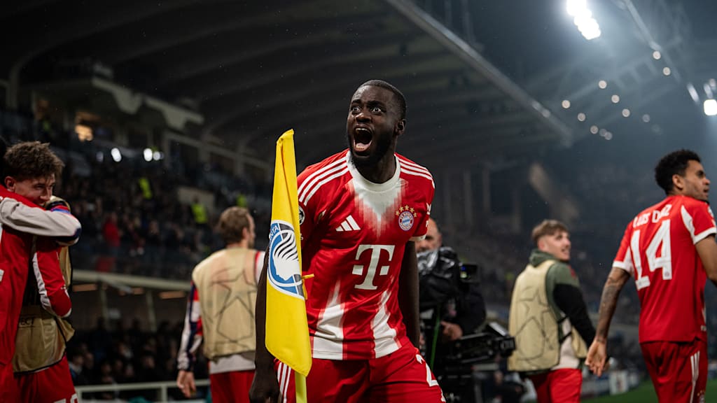 Dayot Upamecano jubelt an der Eckfahne nach Nicolas Jacksons 4:0 im Hinspiel des FC Bayern bei Atalanta Bergamo im Champions League Achtelfinale