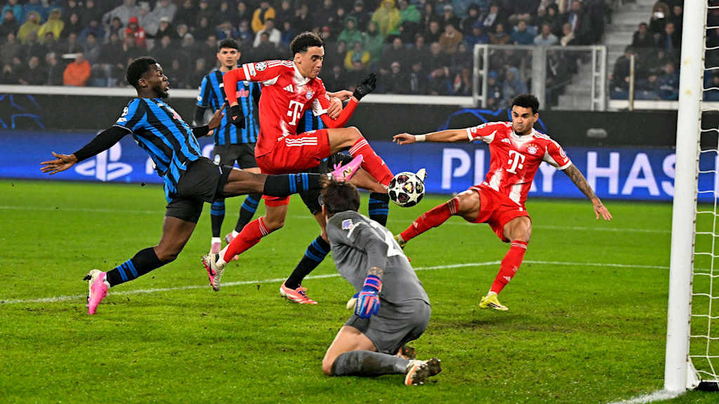 Jamal Musiala schießt den Ball zum 6:0 ins Tor im Hinspiel des FC Bayern bei Atalanta Bergamo im Champions League Achtelfinale
