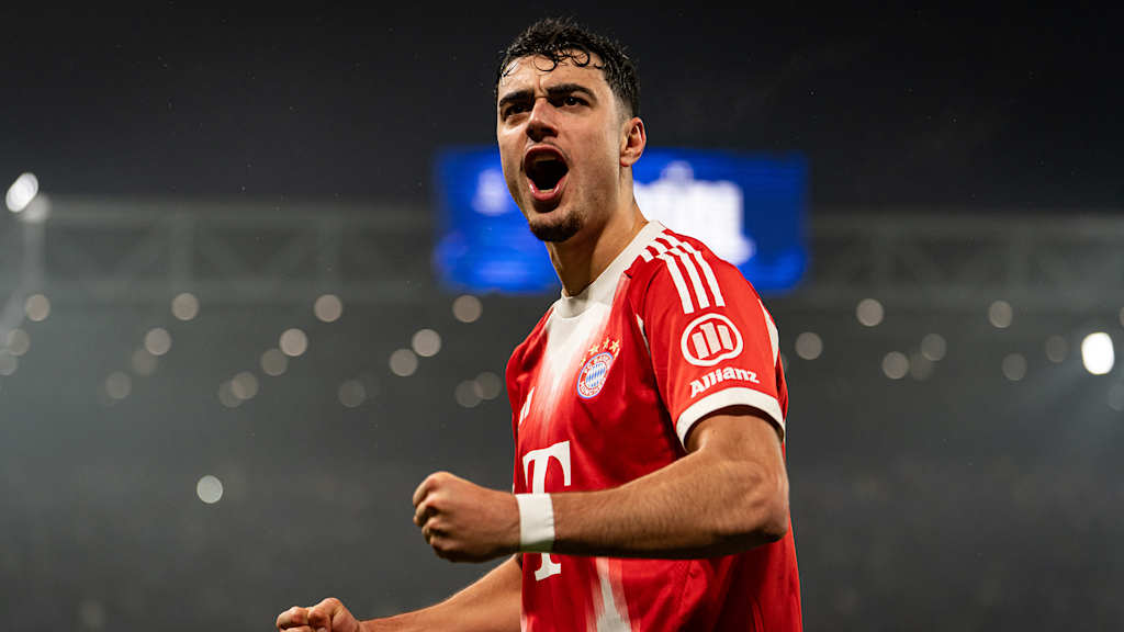 Aleksandar Pavloc jubelt während des 6:1 de FC Bayern bei Atalanta Bergamo