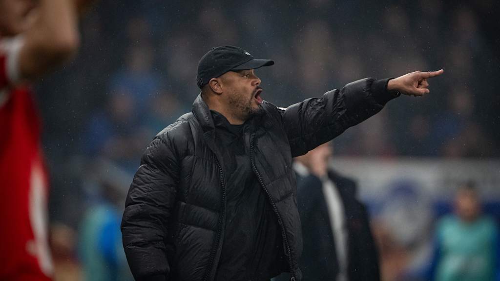 Vincent Kompany gibt im Achtelfinal-Hinspiel des FC Bayern in Bergamo Anweisungen an der Seitenlinie