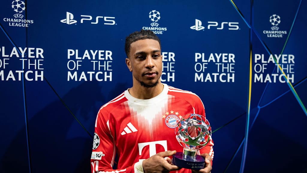 Michael Olise mit der Man of the Match Trophäe in Bergamo