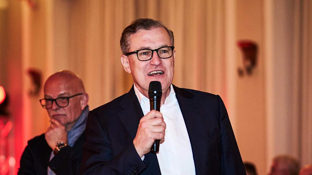 Jan-Christian Dreesen mit einem Mikrofon in der Hand.