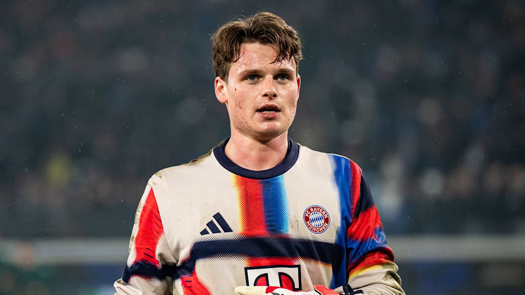 Jonas Urbig vor dem Champions League-Spiel des FC Bayern in Bergamo