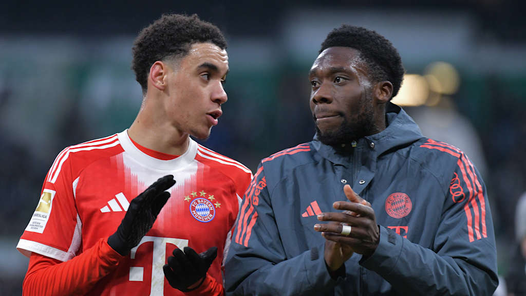 Jamal Musiala und Alphonso applaudieren nach einem Bundesliga-Spiel des FC Bayern.