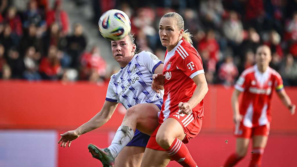 Magdalena Eriksson fokussiert den Ball während des Heimspiels der FC Bayern Frauen in der Google Pixel Frauen-Bundesliga gegen die SGS Essen