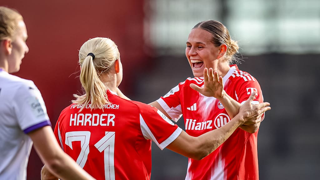 Klara Bühl und Pernille Harder jubeln während des Heimspiels der FC Bayern Frauen in der Google Pixel Frauen-Bundesliga gegen die SGS Essen