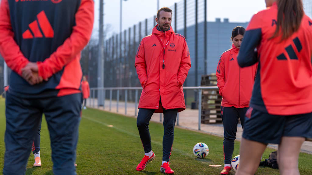 FCB-Frauen II Coach Jérôme Reisacher bei einer Ansprache vor dem Training.
