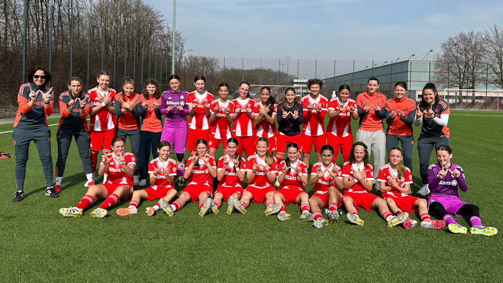 Die U15-Juniorinnen der FCB-Frauen zeigen ein "W" als Jubel.