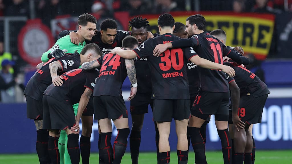 Spieler von Bayer 04 Leverkusen bilden einen Kreis