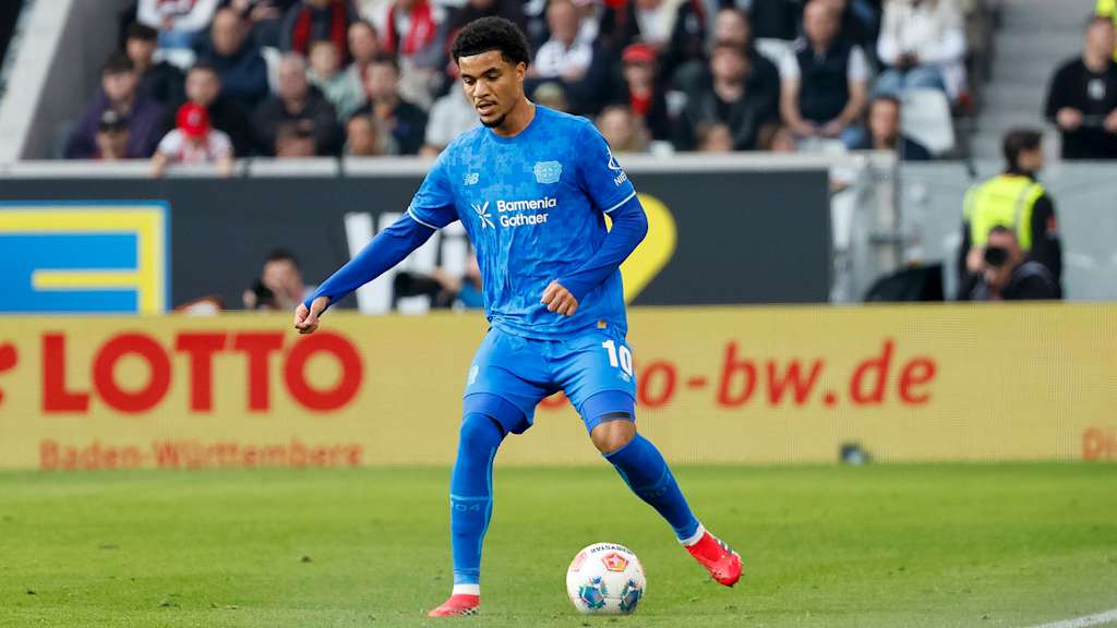 Malik Tillman von Bayer 04 Leverkusen dribbelt mit dem Ball