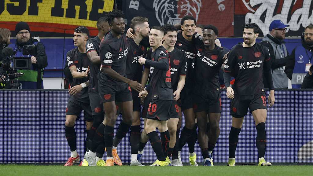 Spieler von Bayer 04 Leverkusen bejubeln ein Tor.