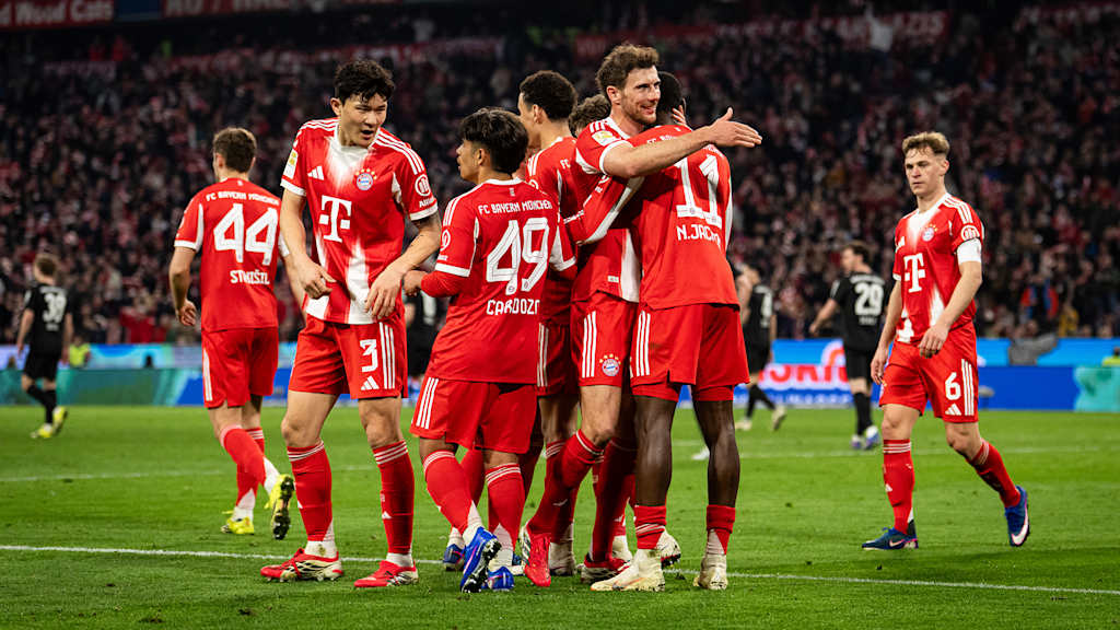 Spieler des FC Bayern bejubeln das Tor zum 4:0 von Nicolas Jackson im Bundesliga-Spiel gegen Borussia Mönchengladbach.