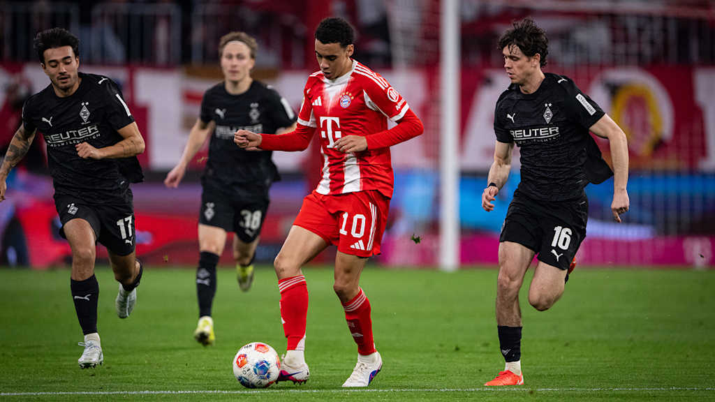 Jamal Musiala dribbelt mit dem Ball im Bundesliga-Spiel des FC Bayern gegen Borussia Mönchengladbach.