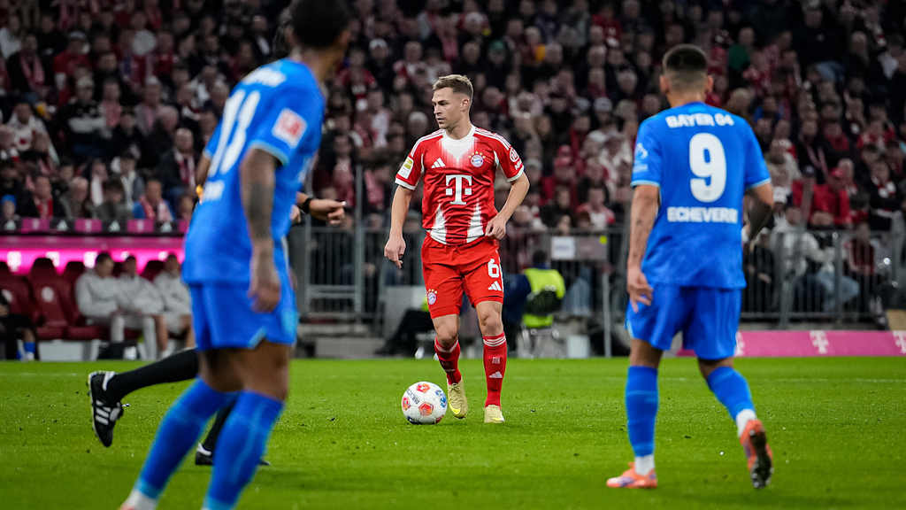 Joshua Kimmich mit Ball am Fuß während des Topspiels der Bundesliga des FC Bayern gegen Bayer 04 Leverkusen