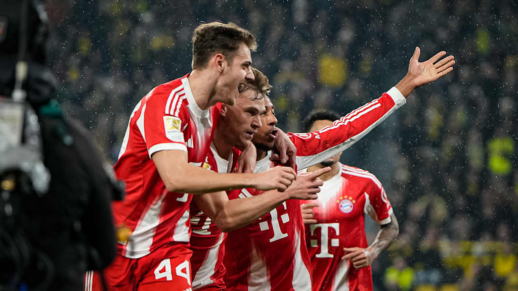 Joshua Kimmich und Michael Olise jubeln während des Bundesliga-Topsspiels des FC Bayern bei Borussia Dortmund