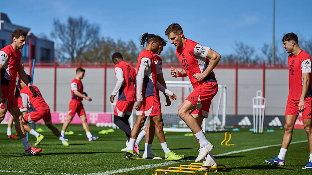 Josip Stanisic bei Laufübungen im Abschlusstraining des FC Bayern vor dem Spiel in Leverkusen