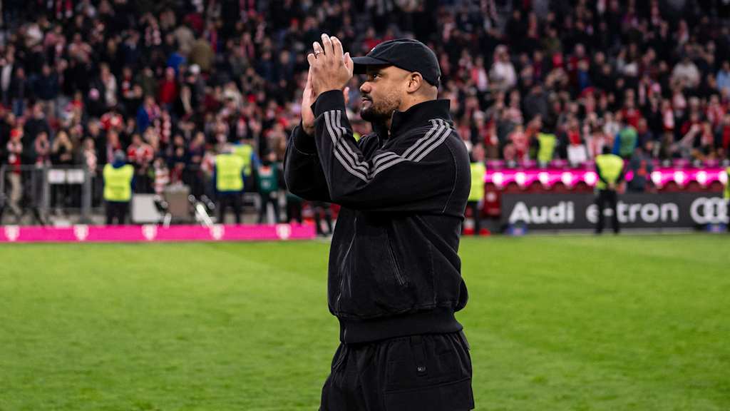 Vincent Kompany klatscht in der Allianz Arena.