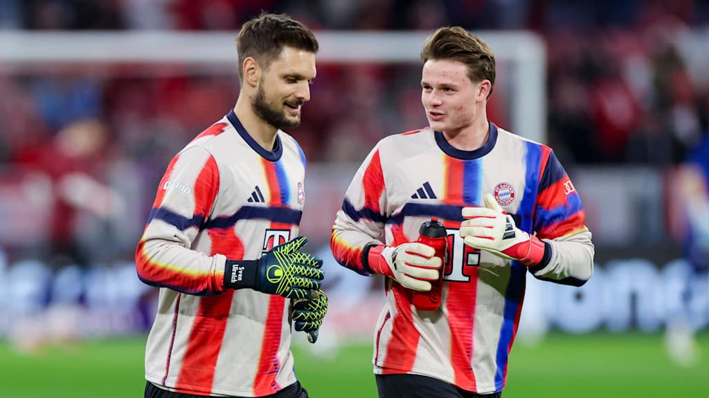 Sven Ulreich und Jonas Urbig machen sich warm.