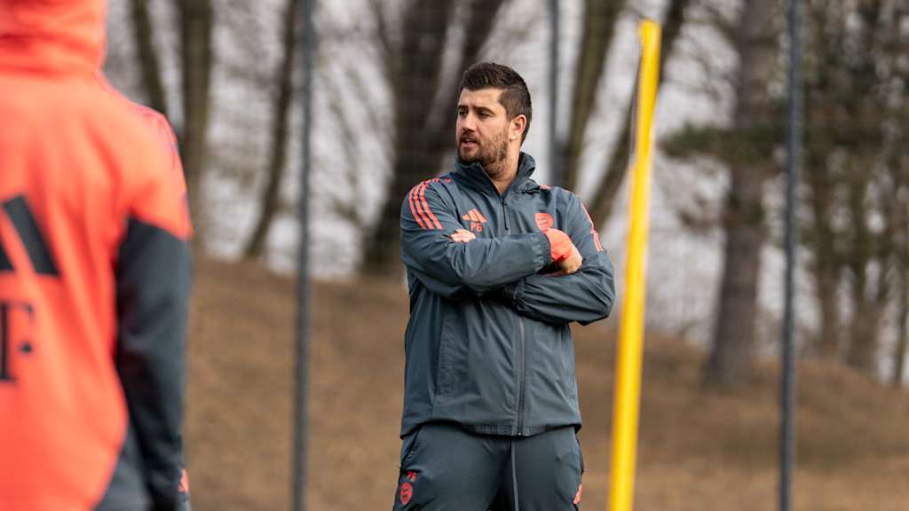 U19-Cheftrainer Peter Gaydarov erschränkt die Arme.