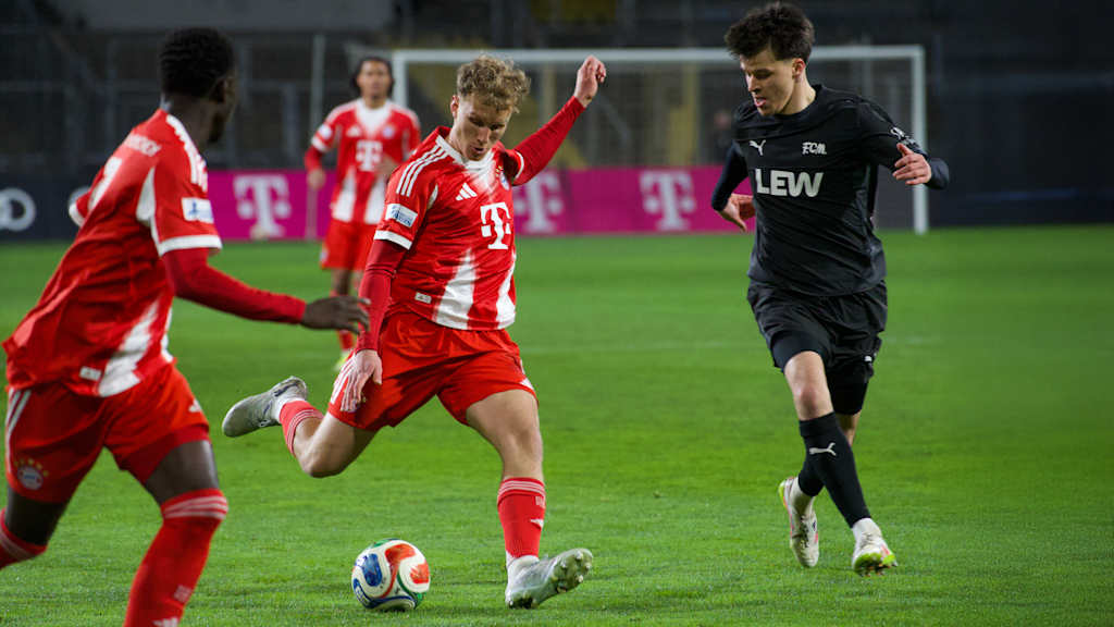 Kurt Rüger schlägt eine Flanke im Duell gegen den FC Memmingen.