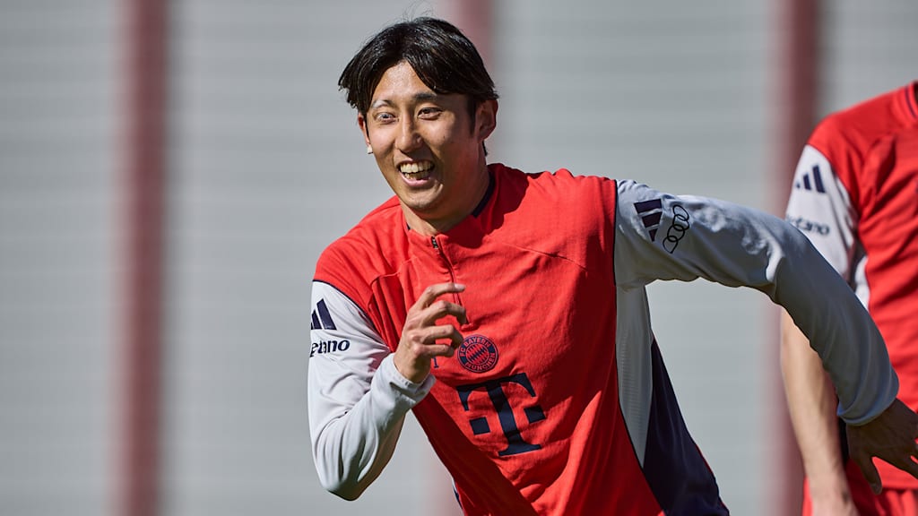 Hiroki Ito lacht beim Laufen während des Trainings des FC Bayern