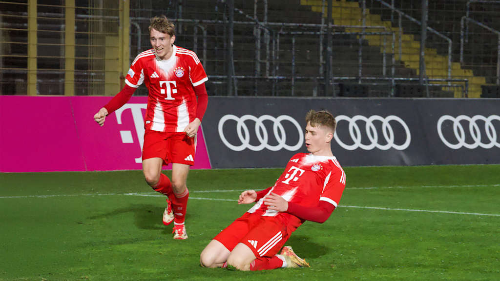 Anton Heinz und Artur Degraf bejubeln den Ausgleichtreffer.