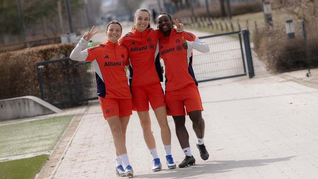 Ariana Caruso, Natalia Padilla Bidas und Bernadette Amani winken in die Kamera.