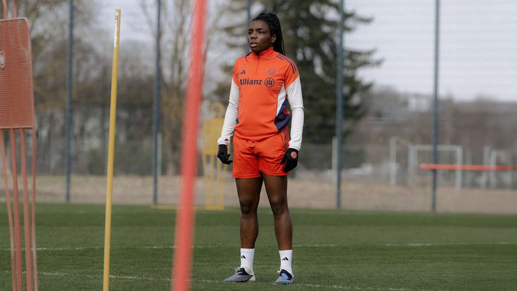 Edna Imade während einer Trainingseinheit der FC Bayern Frauen.