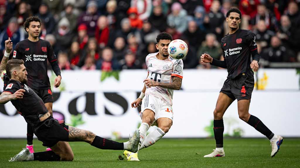 Luis Díaz beim Torschuss im Bundesliga-Spiel des FC Bayern bei Bayer 04 Leverkusen