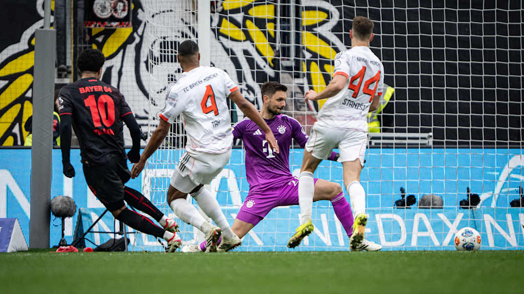Malik Tilmann schießt auf das Tor von Sven Ulreich im Bundesliga-Spiel des FC Bayern bei Bayer 04 Leverkusen