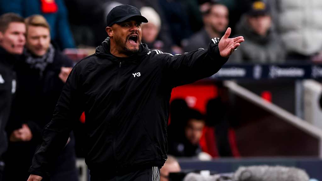 Vincent Kompany gestikuliert an der Seitenlinie im Bundesliga-Spiel Leverkusen gegen Bayern