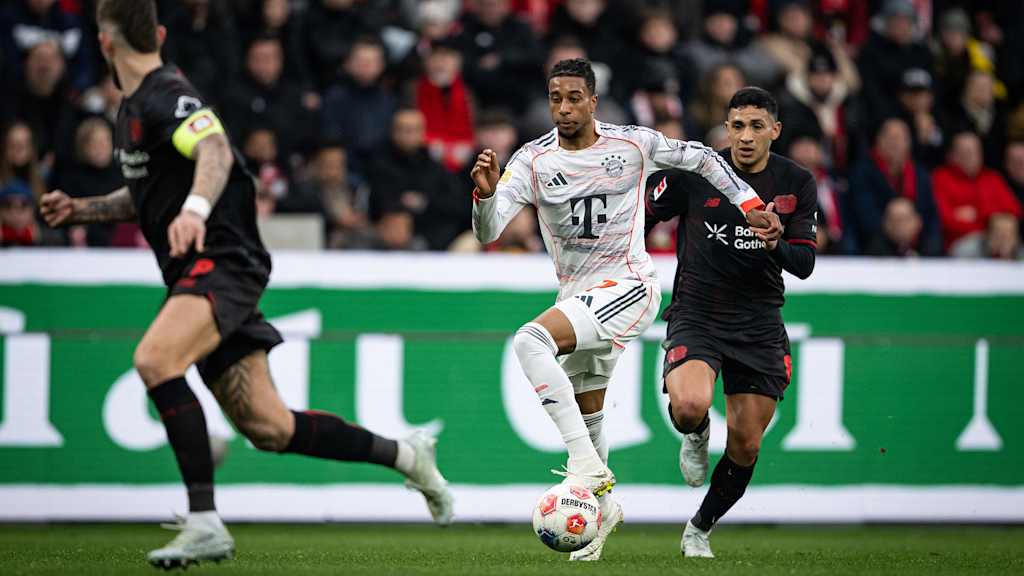 Michael Olise am Ball im Bundesliga-Spiel des FC Bayern bei Bayer 04 Leverkusen