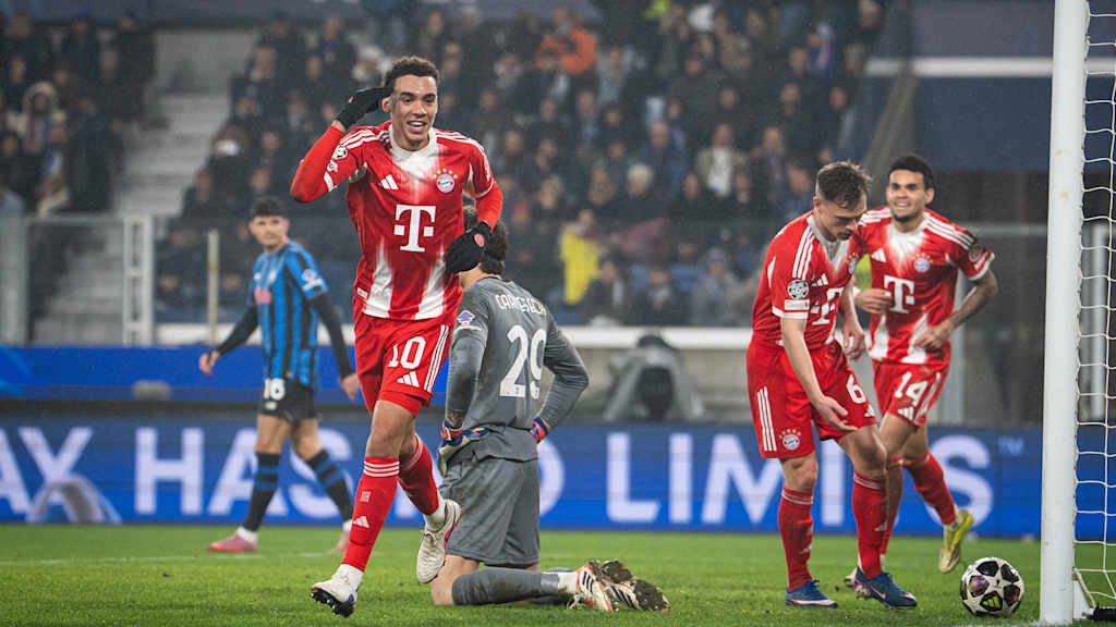 Jamal Musiala jubelt und zeigt auf seinen Kopf nach dem 6:0 im Hinspiel des FC Bayern bei Atalanta Bergamo im Champions League Achtelfinale