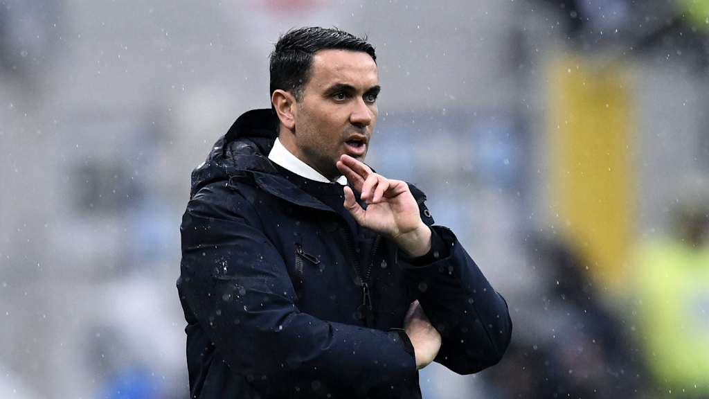 Raffaele Palladino coacht an der Seitenlinie während eines Spiels von Atalanta Bergamo.