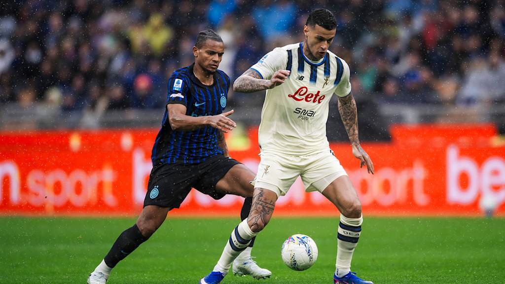 Gianluca Scamacca führt einen Zweikampf im Spiel von Atalanta Bergamo bei Inter Mailand.