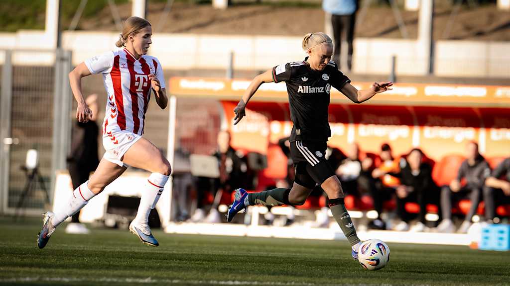 Pernille Harder mit Ball am Fuß während des Gastspiels FC Bayern Frauen beim 1. FC Köln in der Frauen Bundesliga