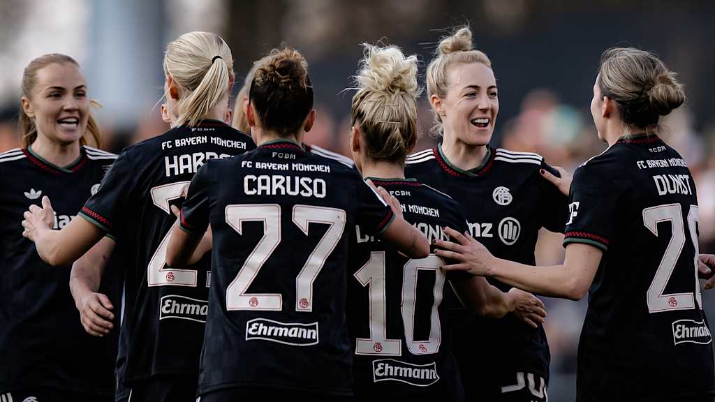Carolin Simon, Arianna Caruso, Linda Dallmann und Co jubeln während des Gastspiels FC Bayern Frauen beim 1. FC Köln in der Frauen Bundesliga