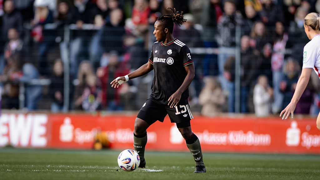 Bernadette Amani mit Ball am Fuß während des Gastspiels FC Bayern Frauen beim 1. FC Köln in der Frauen Bundesliga