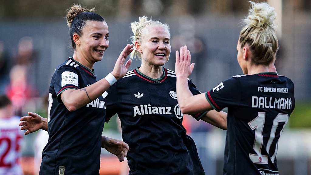 Arianna Caruso, Pernille Harder und Linda Dallmann jubeln während des Gastspiels FC Bayern Frauen beim 1. FC Köln in der Frauen Bundesliga