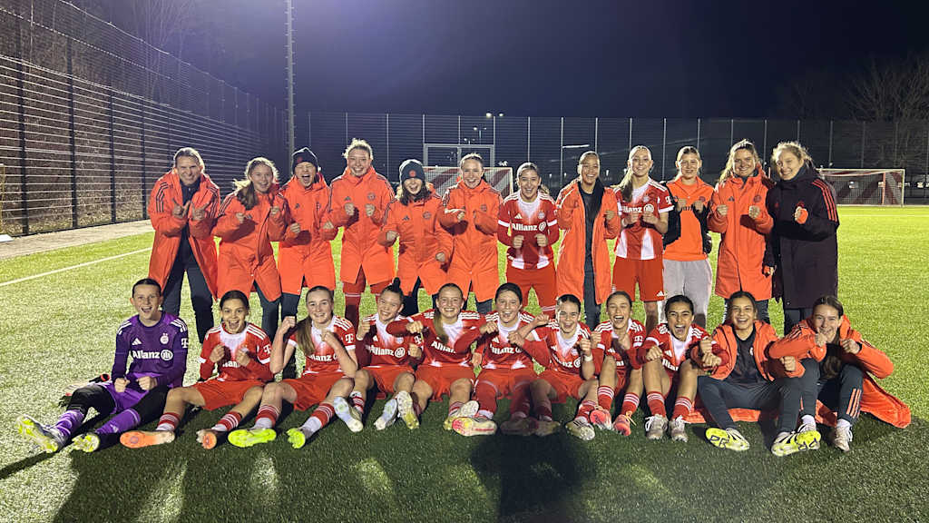 Die U15-Juniorinnen jubeln nach ihren Testspielerfolg.