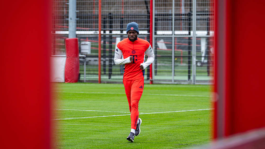 Alphonso Davies dreht Laufrunden an der Säbener Straße